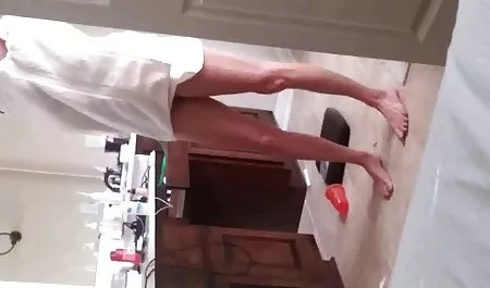 کارلی بیکر ادرس کانال فیلم سوپر خودش را روی مبل گذاشت