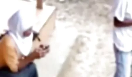شلخته دوست دارد روی کانال فیلم شهوانی ماساژ استراحت کند.