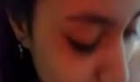 بانو یونی را لینگ فیلم سکس با یک dildo سیلیکون سرگرم می کند